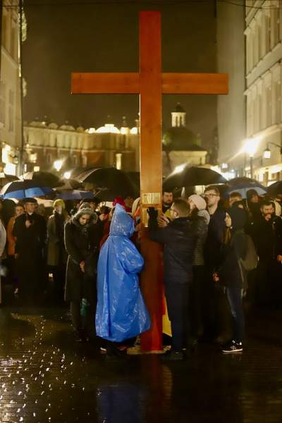 Akademicka Droga Krzyżowa na ulicach Krakowa. Wyszło dwa tysiące osób - zdjęcie 9