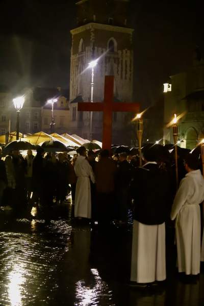 Akademicka Droga Krzyżowa na ulicach Krakowa. Wyszło dwa tysiące osób - zdjęcie 19