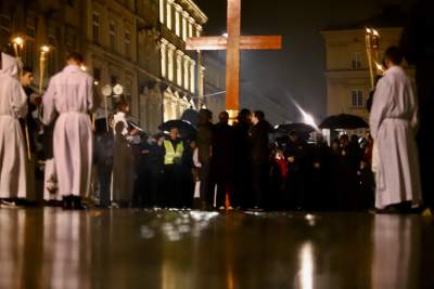 Akademicka Droga Krzyżowa na ulicach Krakowa. Wyszło dwa tysiące osób - zdjęcie 17