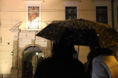 Przyszli uczcić pamięć zmarłego 17 lat temu Jana Pawła II - zdjęcie 1