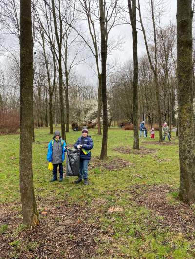 Uchodźcy z Ukrainy w czynie społecznym posprzątali Park Lotników, fot. Наталья Расторгуева - zdjęcie 7