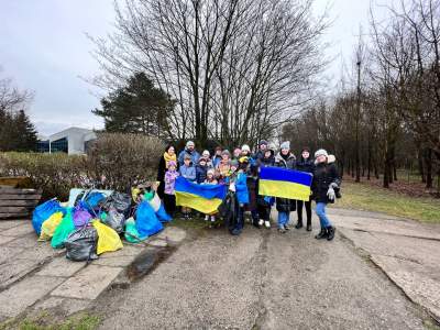 Uchodźcy z Ukrainy w czynie społecznym posprzątali Park Lotników, fot. Наталья Расторгуева - zdjęcie 1