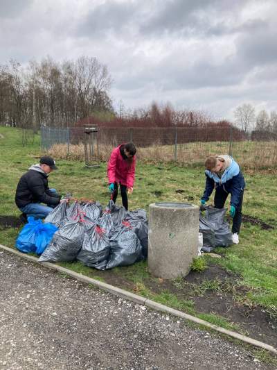 Uchodźcy z Ukrainy w czynie społecznym posprzątali Park Lotników, fot. Наталья Расторгуева - zdjęcie 12