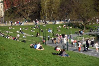 Wiosna i plażowanie na bulwarach, tak było jeszcze w czwartek... - zdjęcie 4
