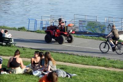 Wiosna i plażowanie na bulwarach, tak było jeszcze w czwartek... - zdjęcie 12