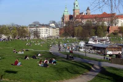 Wiosna i plażowanie na bulwarach, tak było jeszcze w czwartek... - zdjęcie 2