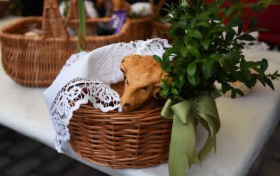 Święcenie pokarmów na Rynku Głównym. Tym razem nie przy kościele Mariackim - zdjęcie 3