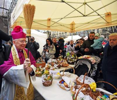 Święcenie pokarmów na Rynku Głównym. Tym razem nie przy kościele Mariackim - zdjęcie 21