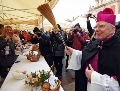 Święcenie pokarmów na Rynku Głównym. Tym razem nie przy kościele Mariackim - zdjęcie 27