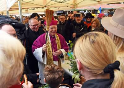 Święcenie pokarmów na Rynku Głównym. Tym razem nie przy kościele Mariackim - zdjęcie 25