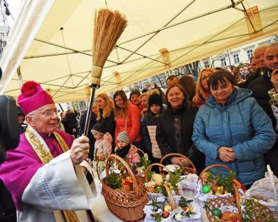 Święcenie pokarmów na Rynku Głównym. Tym razem nie przy kościele Mariackim - zdjęcie 22