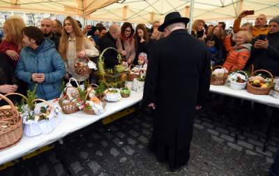 Święcenie pokarmów na Rynku Głównym. Tym razem nie przy kościele Mariackim - zdjęcie 26