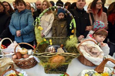 Święcenie pokarmów na Rynku Głównym. Tym razem nie przy kościele Mariackim - zdjęcie 8