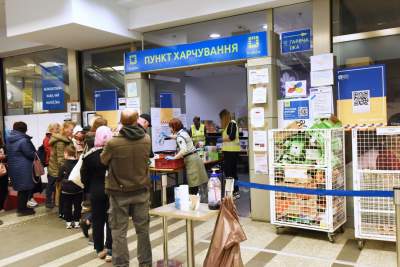 57. dzień inwazji Rosji na Ukrainę. Na krakowskim dworcu... - zdjęcie 16