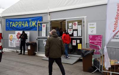 57. dzień inwazji Rosji na Ukrainę. Na krakowskim dworcu... - zdjęcie 2