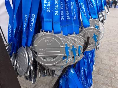 Rozgrzewka przed startem maratonu była niezbędna. Kraków biega - zdjęcie 12