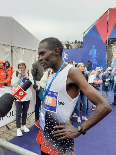 Rozgrzewka przed startem maratonu była niezbędna. Kraków biega - zdjęcie 11