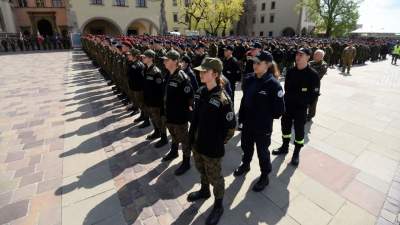 Defilada klas mundurowych "na cześć kuratorki Barbary Nowak" - zdjęcie 3