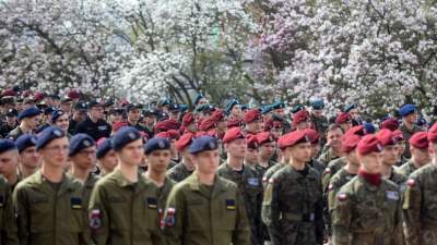 Defilada klas mundurowych "na cześć kuratorki Barbary Nowak" - zdjęcie 8