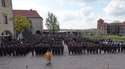 Defilada klas mundurowych "na cześć kuratorki Barbary Nowak" - zdjęcie 7