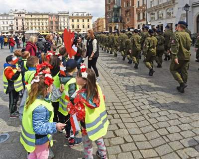 Defilada klas mundurowych "na cześć kuratorki Barbary Nowak" - zdjęcie 27