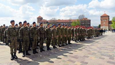 Defilada klas mundurowych "na cześć kuratorki Barbary Nowak" - zdjęcie 9