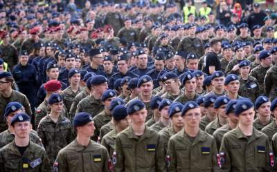 Defilada klas mundurowych "na cześć kuratorki Barbary Nowak" - zdjęcie 6