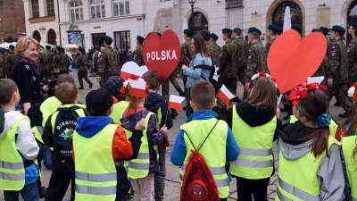 Defilada klas mundurowych "na cześć kuratorki Barbary Nowak" - zdjęcie 26