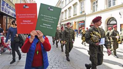 Defilada klas mundurowych "na cześć kuratorki Barbary Nowak" - zdjęcie 25