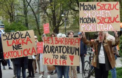 Defilada klas mundurowych "na cześć kuratorki Barbary Nowak" - zdjęcie 16