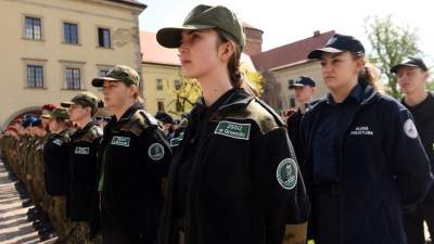 Defilada klas mundurowych "na cześć kuratorki Barbary Nowak" - zdjęcie 4