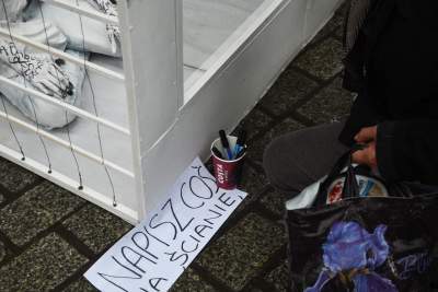 Biały pokój, performance przed Bramą Floriańską - zdjęcie 5