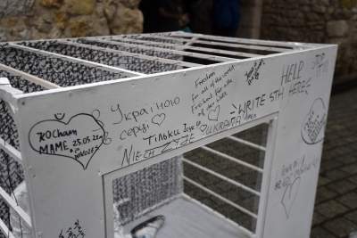 Biały pokój, performance przed Bramą Floriańską - zdjęcie 10