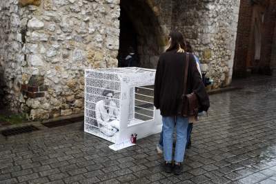 Biały pokój, performance przed Bramą Floriańską - zdjęcie 16