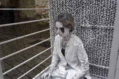 Biały pokój, performance przed Bramą Floriańską - zdjęcie 2