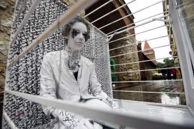 Biały pokój, performance przed Bramą Floriańską - zdjęcie 12