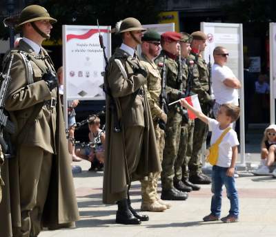 Tak Kraków świętował dzień Wojska Polskiego. Msza, złożenie kwiatów... - zdjęcie 25