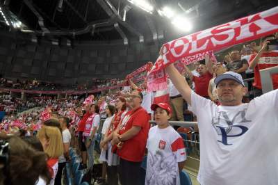 Jest mecz, jest impreza. Tutaj kibice zawsze dobrze się bawią... - zdjęcie 10