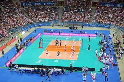 Jest mecz, jest impreza. Tutaj kibice zawsze dobrze się bawią... - zdjęcie 16