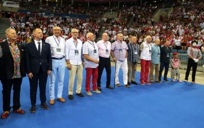 Jest mecz, jest impreza. Tutaj kibice zawsze dobrze się bawią... - zdjęcie 19