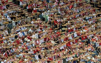 Jest mecz, jest impreza. Tutaj kibice zawsze dobrze się bawią... - zdjęcie 3