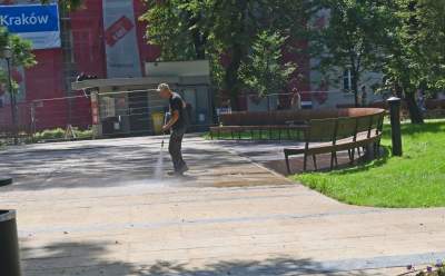 Gościu, siądź na tej ławce, a odpocznij sobie. Plac Axentowicza po remoncie - zdjęcie 21