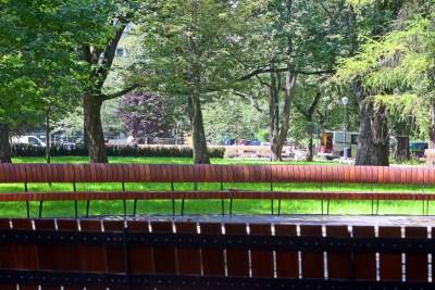 Gościu, siądź na tej ławce, a odpocznij sobie. Plac Axentowicza po remoncie - zdjęcie 2