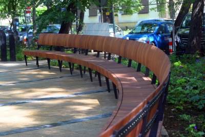 Gościu, siądź na tej ławce, a odpocznij sobie. Plac Axentowicza po remoncie - zdjęcie 9