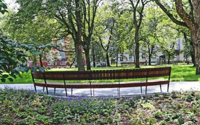 Gościu, siądź na tej ławce, a odpocznij sobie. Plac Axentowicza po remoncie - zdjęcie 13