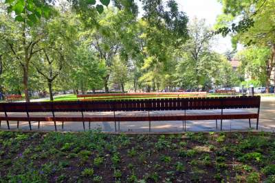 Gościu, siądź na tej ławce, a odpocznij sobie. Plac Axentowicza po remoncie - zdjęcie 3