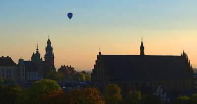 Zmierzch nad dachami Krakowa. Piękna jesień w mieście - zdjęcie 9