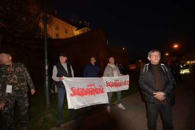 Zderzenie dwóch pikiet pod Wawelem: antypisowskiej i zwolenników władzy - zdjęcie 17