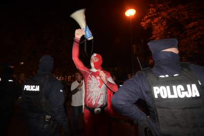 Zderzenie dwóch pikiet pod Wawelem: antypisowskiej i zwolenników władzy - zdjęcie 16