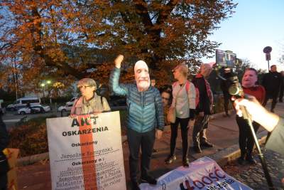 Zderzenie dwóch pikiet pod Wawelem: antypisowskiej i zwolenników władzy - zdjęcie 1